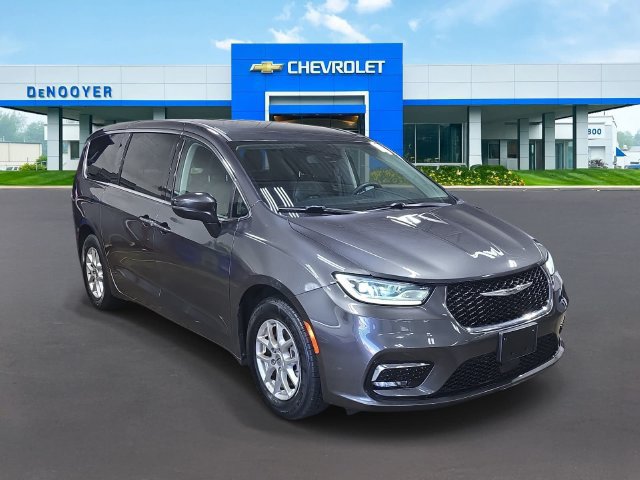 Used 2023 Chrysler Pacifica Touring-L FWD image 5