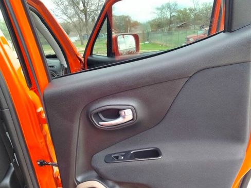 Used 2017 Jeep Renegade Latitude image 22