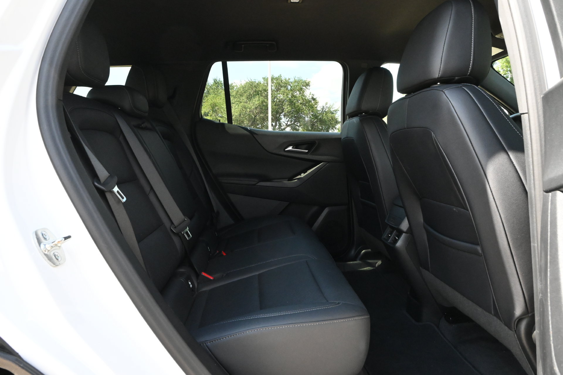 Used 2025 Chevrolet Equinox LT w/ Convenience Package II FWD image 23