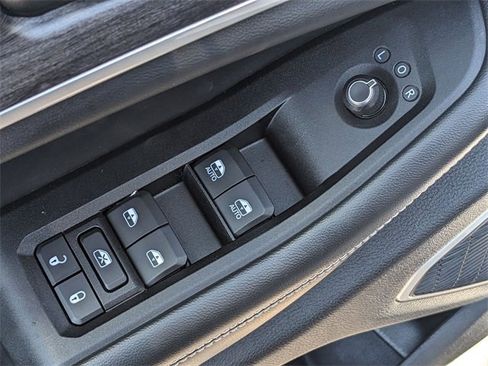 Used 2022 Jeep Grand Cherokee L Limited w/ Black Appearance Package image 21