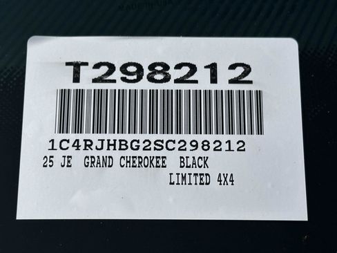 Used 2025 Jeep Grand Cherokee Limited w/ Black Appearance Package AWD/4WD image 15