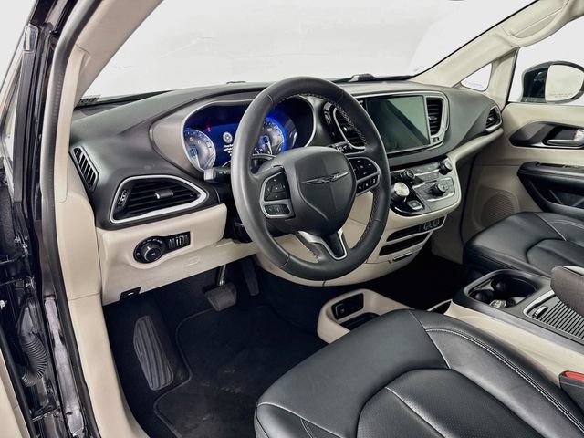 Used 2024 Chrysler Pacifica Touring-L FWD image 9