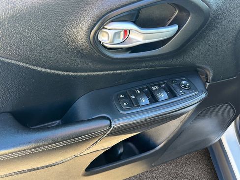 Used 2016 Jeep Cherokee Latitude w/ Cold Weather Group image 16