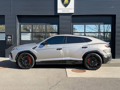 Used 2025 Lamborghini Urus SE image 2