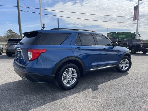 Used 2022 Ford Explorer XLT w/ Equipment Group 202A image 2