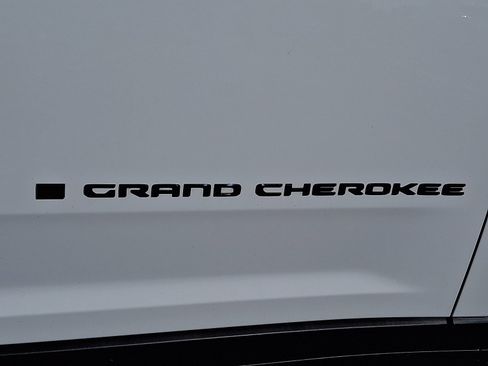 Used 2024 Jeep Grand Cherokee Altitude image 31