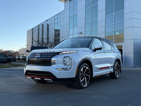 Used 2024 Mitsubishi Outlander SEL image 2