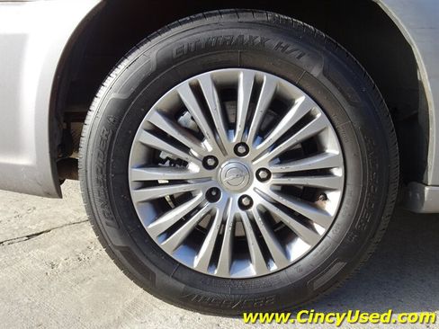 Used 2014 Chrysler Town & Country Touring-L w/ Driver Convenience Group FWD image 33
