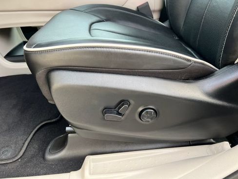 Used 2024 Chrysler Pacifica Limited FWD image 13