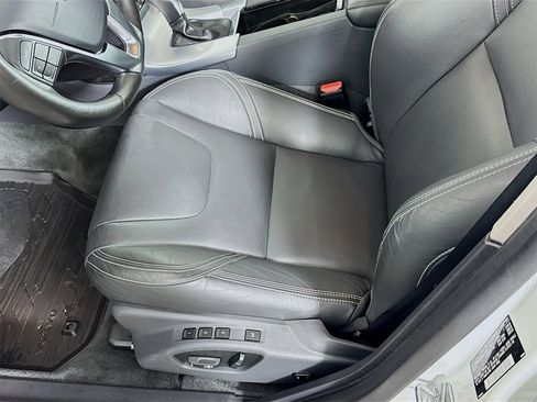 Used 2018 Volvo V60 T5 Dynamic w/ Vision Package image 16