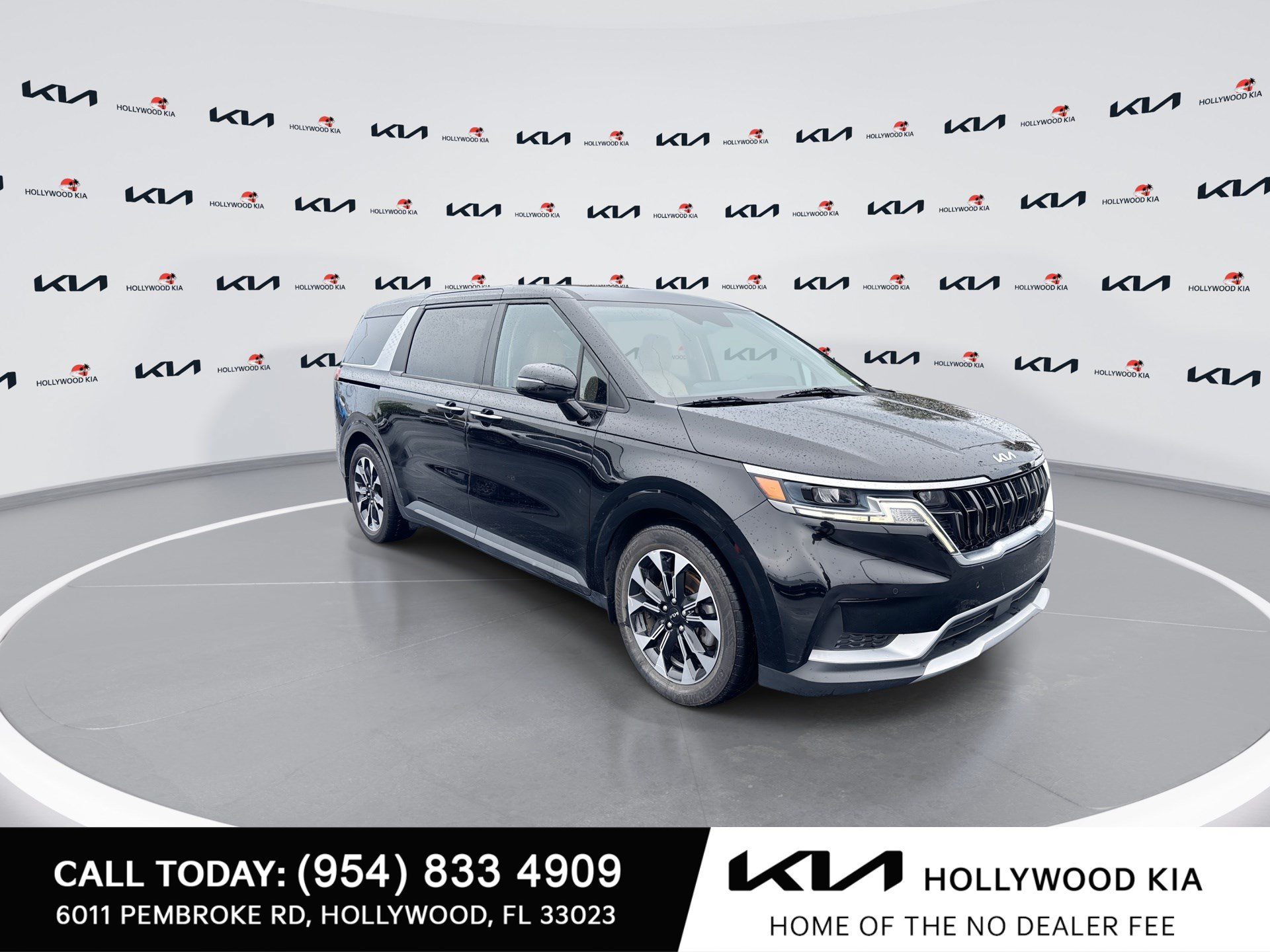 Used 2022 Kia Carnival EX FWD image 2