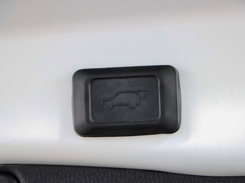 Used 2021 Toyota RAV4 XLE Premium image 29