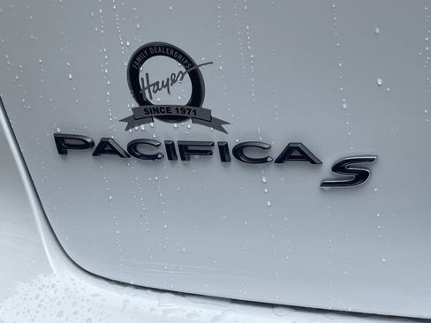 New 2026 Chrysler Pacifica Limited image 5