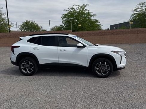 Used 2024 Chevrolet Trax LT w/ Driver Confidence Package image 4