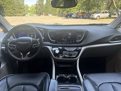 Used 2023 Chrysler Pacifica Limited FWD image 19