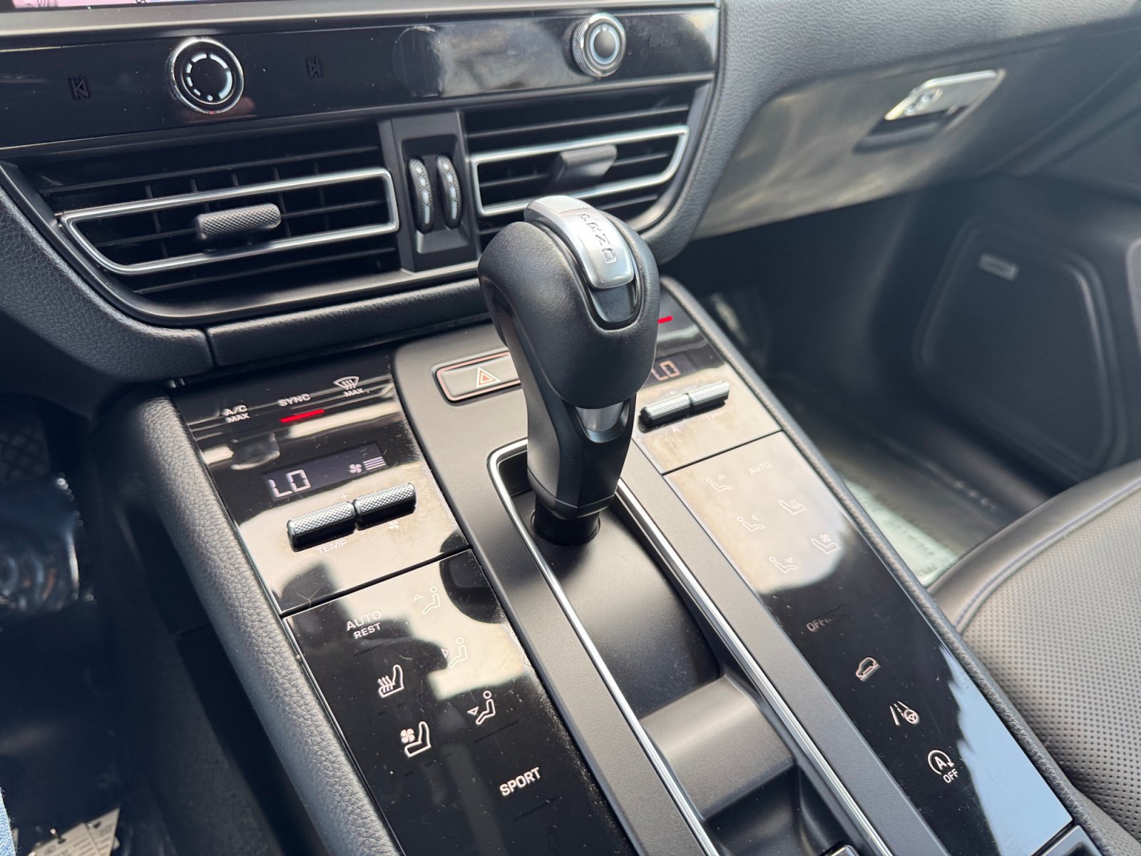 Used 2022 Porsche Macan AWD/4WD image 29
