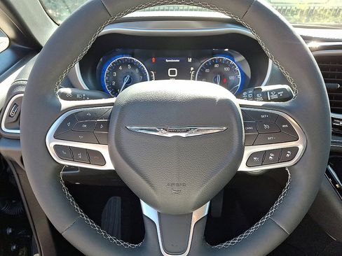 Used 2025 Chrysler Pacifica Select AWD/4WD image 8
