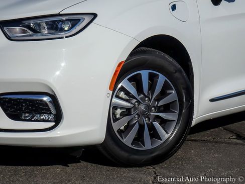 Used 2023 Chrysler Pacifica Limited FWD image 5