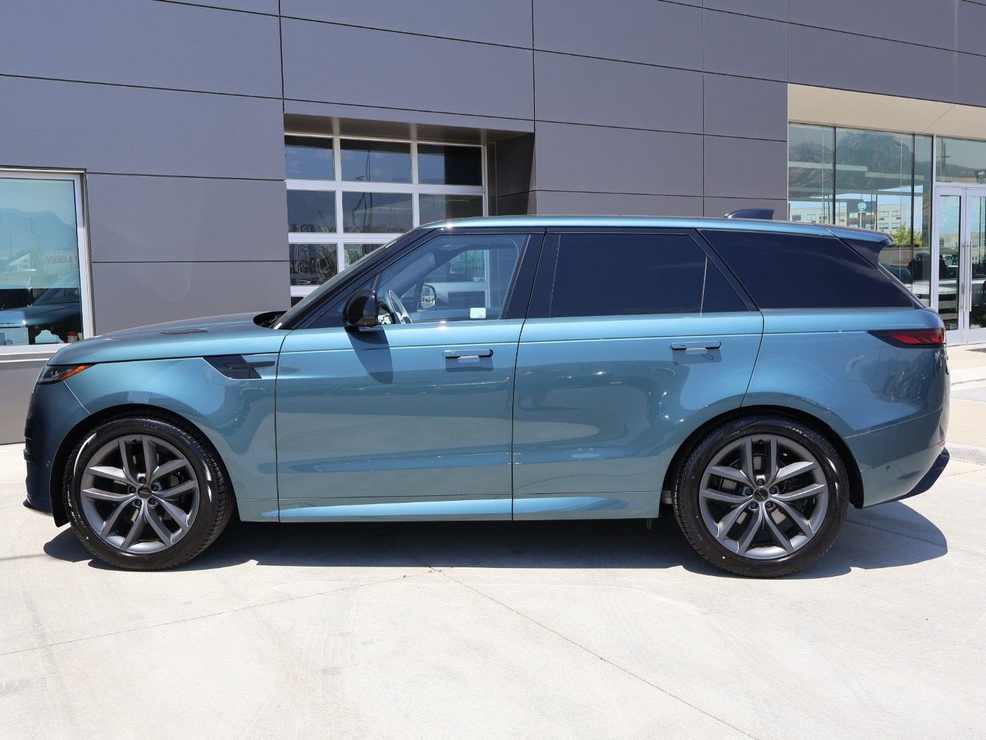 Used 2026 Land Rover Range Rover Sport Dynamic SE AWD/4WD image 11