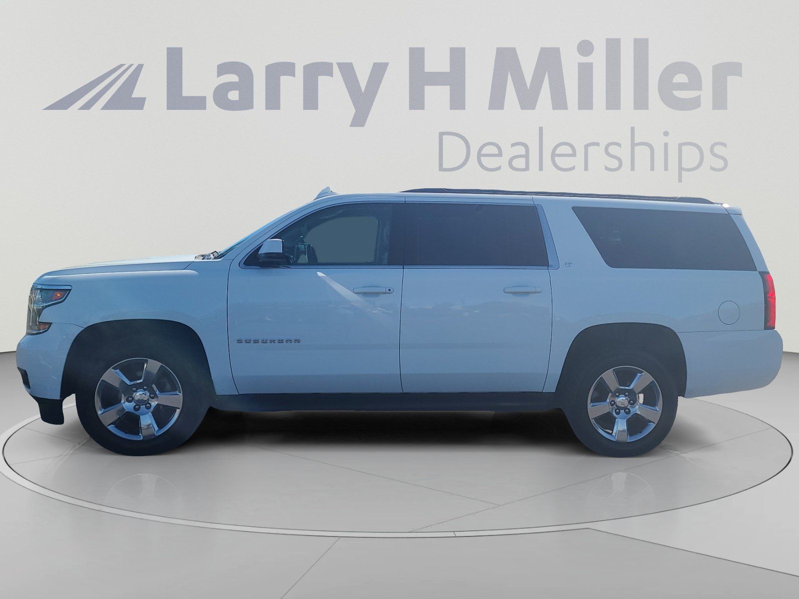 Used 2017 Chevrolet Suburban LT RWD image 2