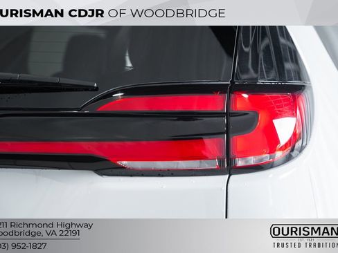 Used 2025 Chrysler Pacifica Select image 7