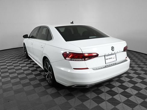 Used 2022 Volkswagen Passat 2.0T SE FWD image 4