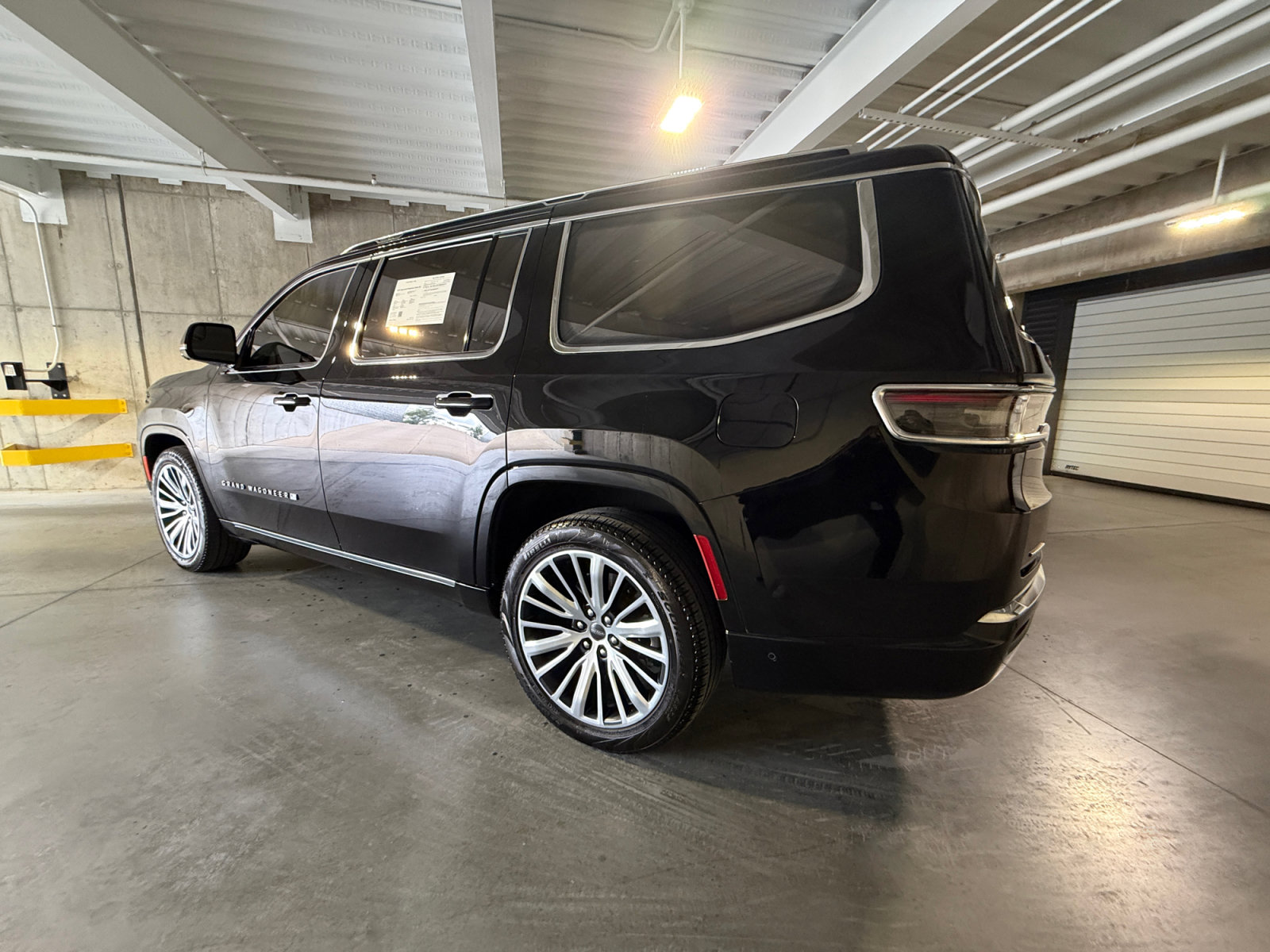 Used 2023 Jeep Grand Wagoneer Series III AWD/4WD image 3