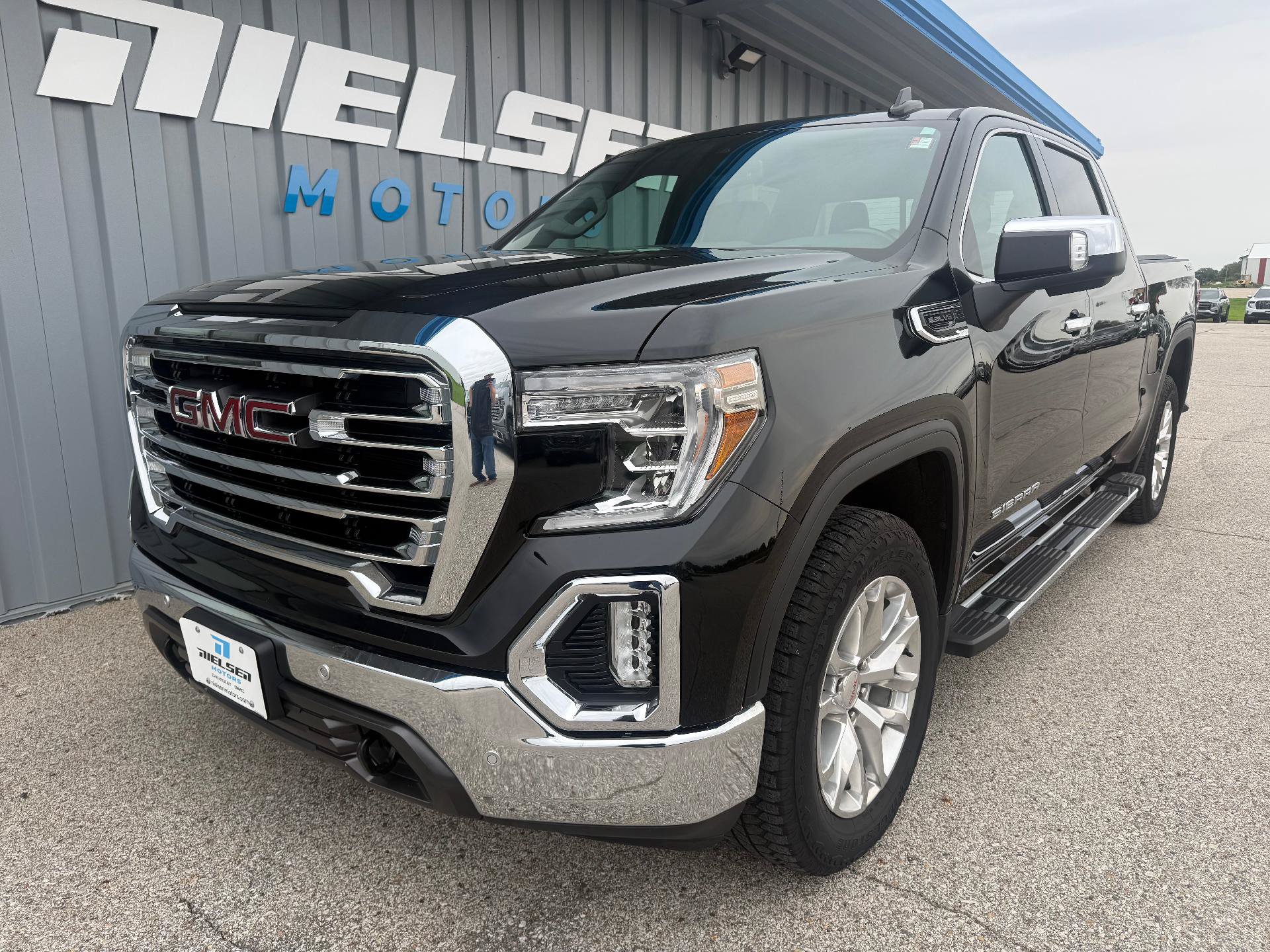 Used 2021 GMC Sierra 1500 SLT w/ SLT Premium Plus Package AWD/4WD image 2