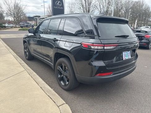 Used 2025 Jeep Grand Cherokee Altitude image 5