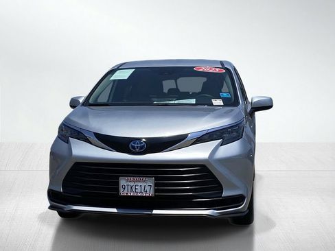 Used 2025 Toyota Sienna LE FWD image 13