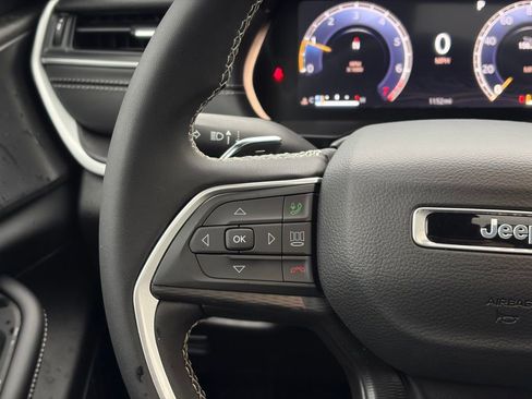 Used 2025 Jeep Grand Cherokee Laredo X image 17