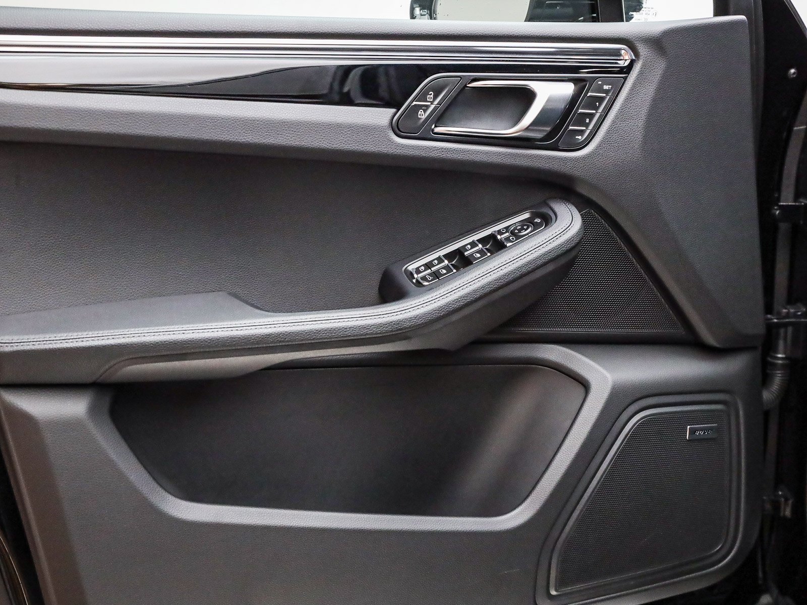 Certified 2025 Porsche Macan AWD/4WD image 19