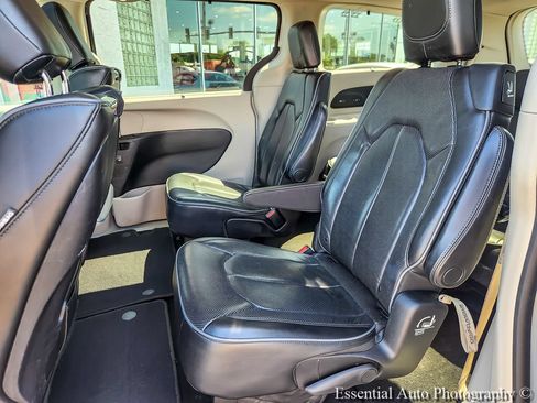 Used 2018 Chrysler Pacifica Limited FWD image 11