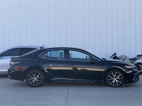 Used 2023 Toyota Camry SE image 3