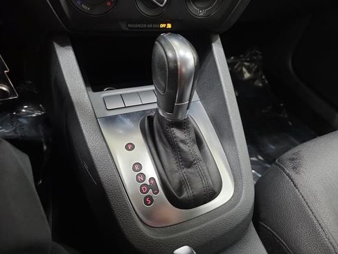 Used 2011 Volkswagen Jetta SE FWD image 21