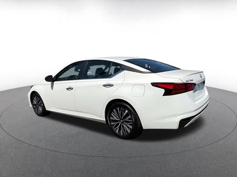 Used 2025 Nissan Altima 2.5 SV FWD image 9