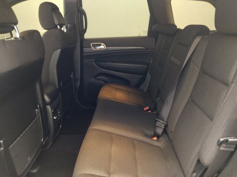 Used 2020 Jeep Grand Cherokee Laredo AWD/4WD image 18