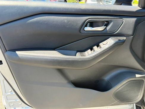 Used 2024 Nissan Rogue SV FWD image 9