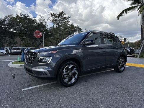 Used 2024 Hyundai Venue Limited image 29