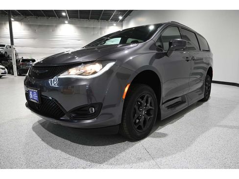 Used 2019 Chrysler Pacifica Touring-L Plus w/ Advanced Safetytec Group FWD image 10