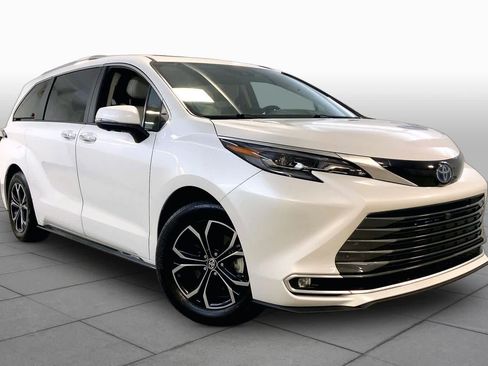Used 2025 Toyota Sienna Platinum AWD/4WD image 2