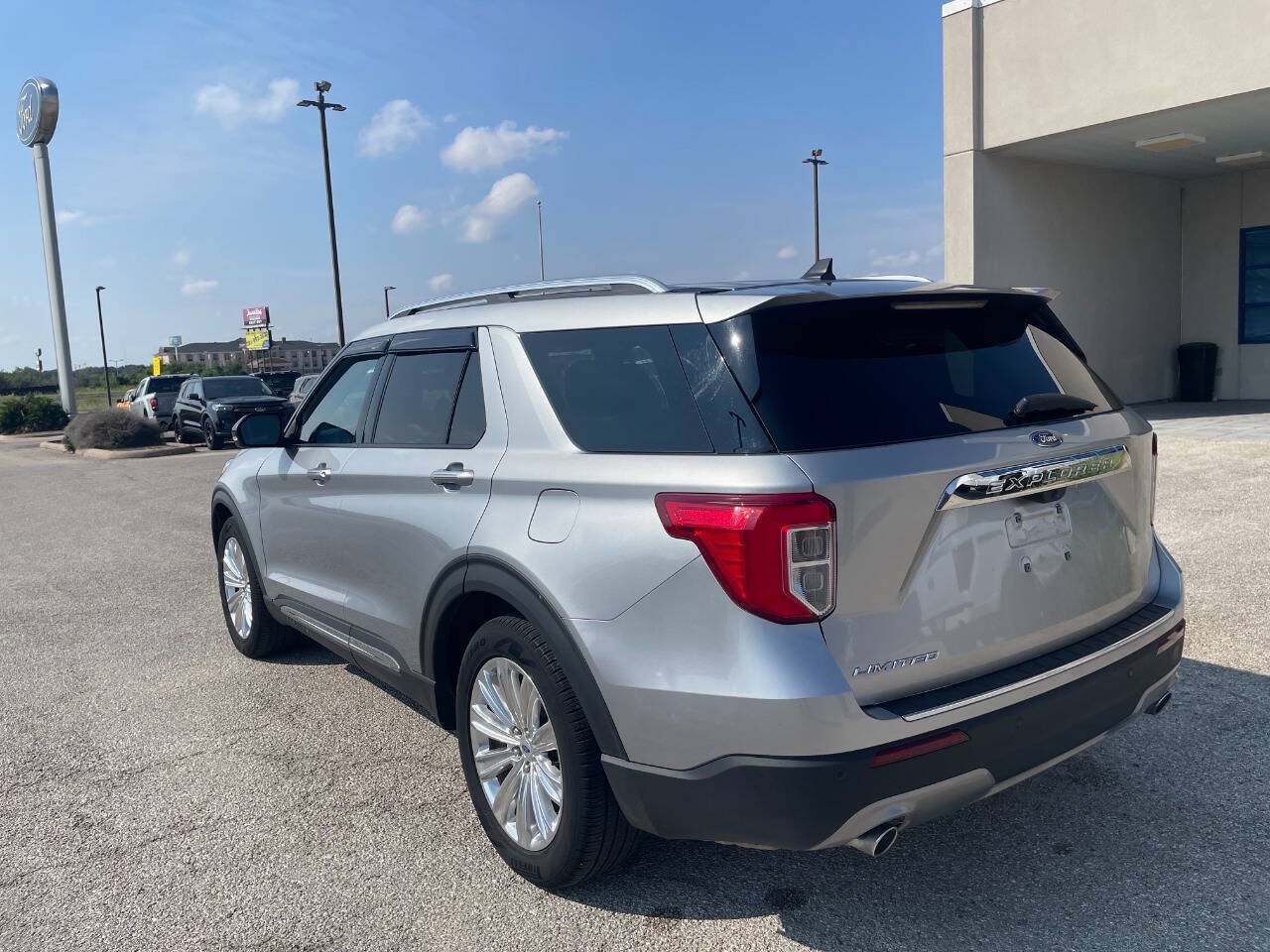 Used 2023 Ford Explorer Limited w/ Limited Technology Package RWD image 13