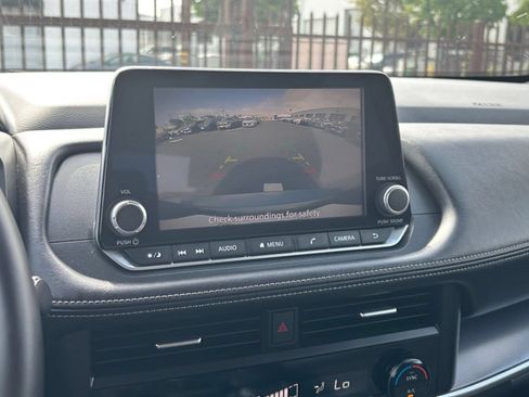 Used 2025 Nissan Rogue SV FWD image 25