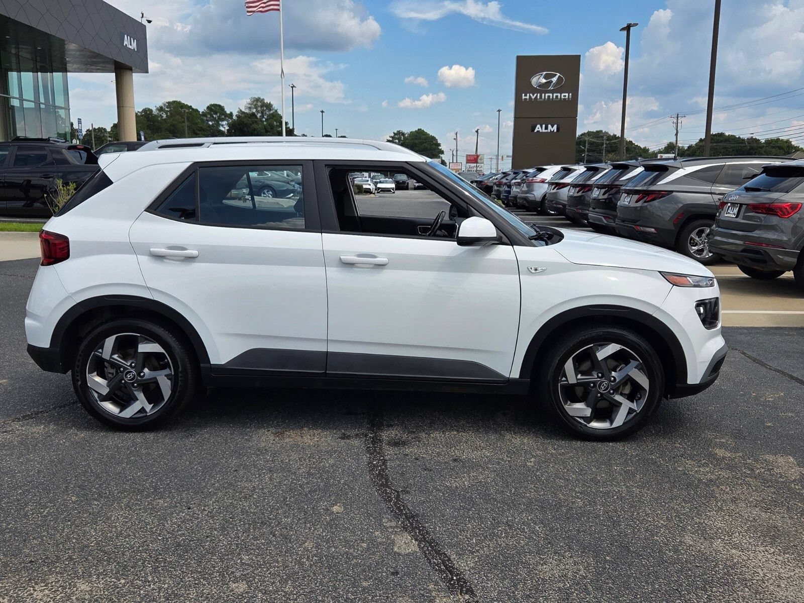 Used 2021 Hyundai Venue SEL FWD image 13