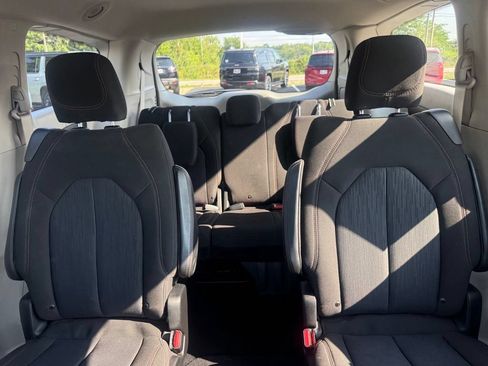 Used 2020 Chrysler Pacifica Touring w/ Advanced Safetytec Group FWD image 32
