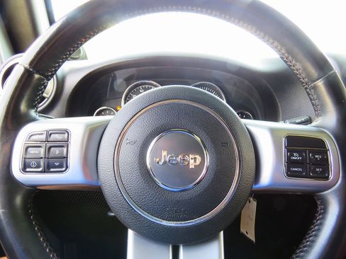 Used 2013 Jeep Wrangler Unlimited Rubicon AWD/4WD image 22