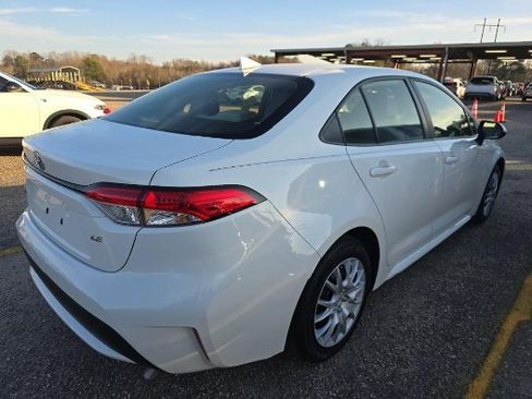 Used 2022 Toyota Corolla LE image 3