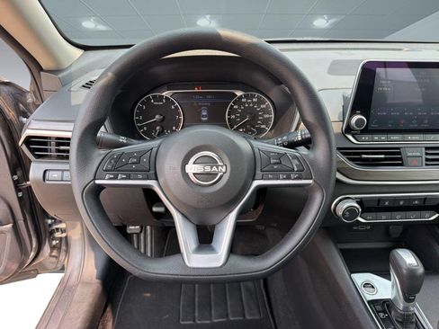 Used 2025 Nissan Altima 2.5 SV FWD image 15