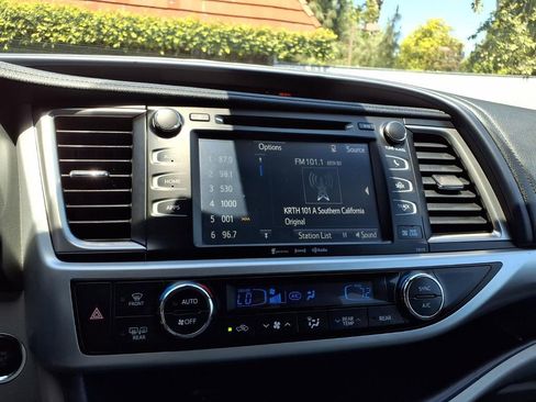 Used 2018 Toyota Highlander XLE w/ Carpet Mat Package (TMS) AWD/4WD image 8
