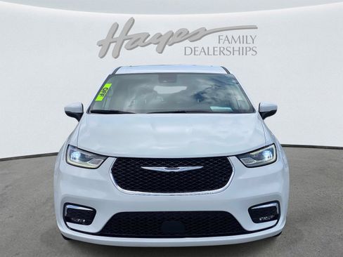 Used 2023 Chrysler Pacifica Touring-L FWD image 11